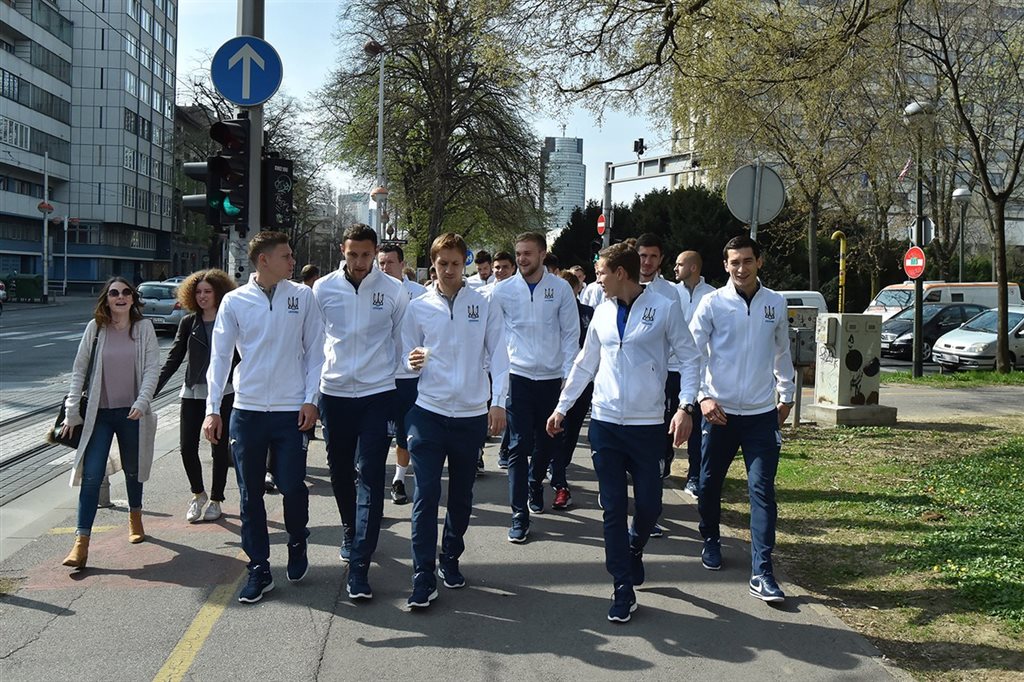 Под посольством РФ в Загребе задержали футбольных фанатов из государства Украины