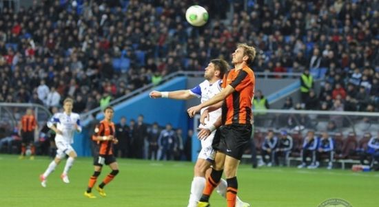 Сергей Малый (в оранжево-черной форме) в борьбе за мяч, фото fca.kz