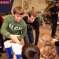 Руслан Ротань вручает детям подарки, fcdynamo.kiev.ua