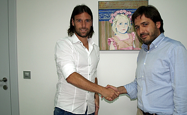 Кавенаги с исполнительным директором клуба Фернандо Роигом Негеролесом, villarrealcf.es