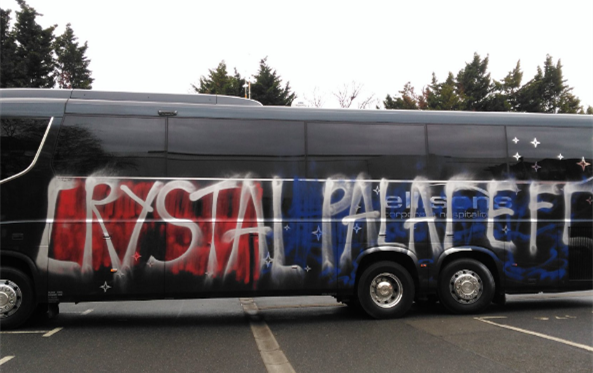 Фаны Кристал Пэлас по ошибке разрисовали автобус своего клуба