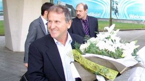 Зико встретили с цветами, фото pfc-kuruvchi.com